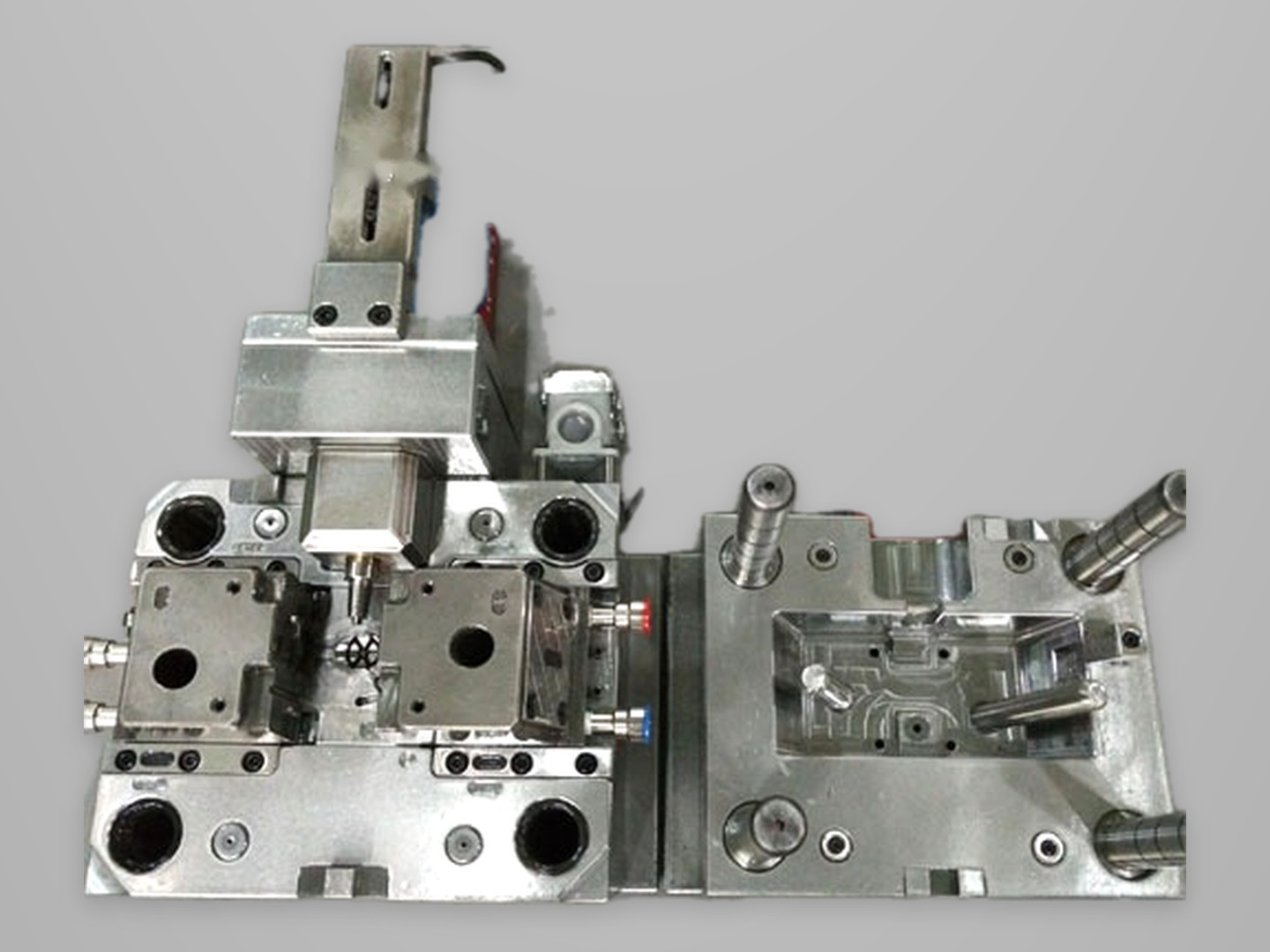 Precision unscrewing mold
